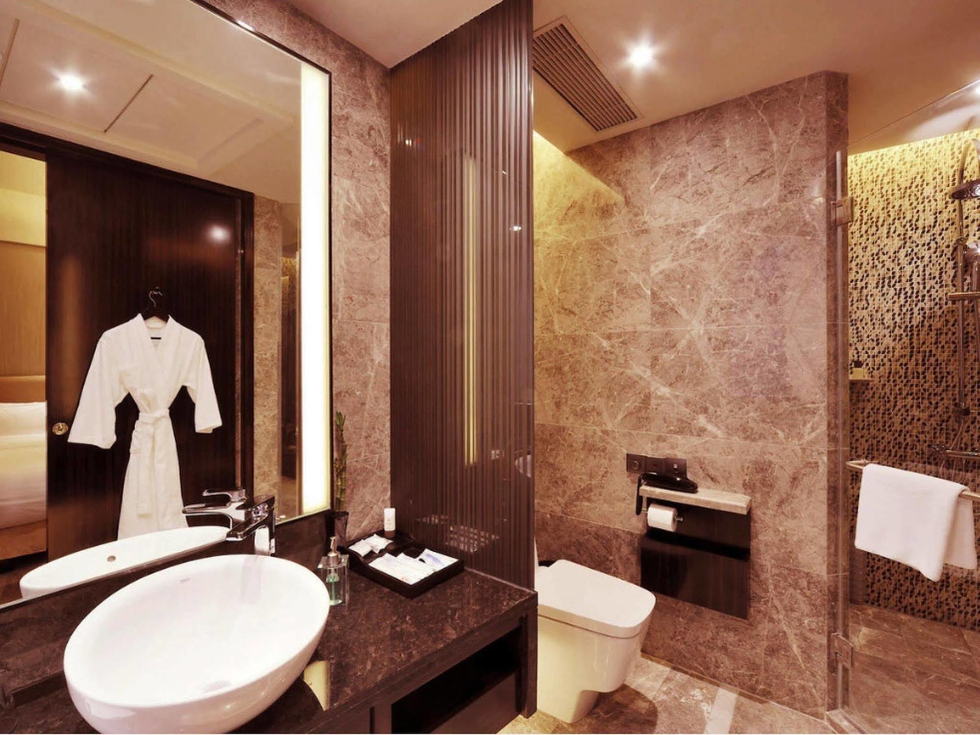 Royal Suites & Towers Wuhan Exterior foto