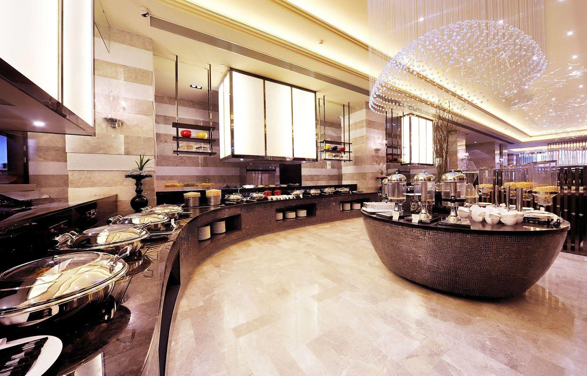 Royal Suites & Towers Wuhan Exterior foto