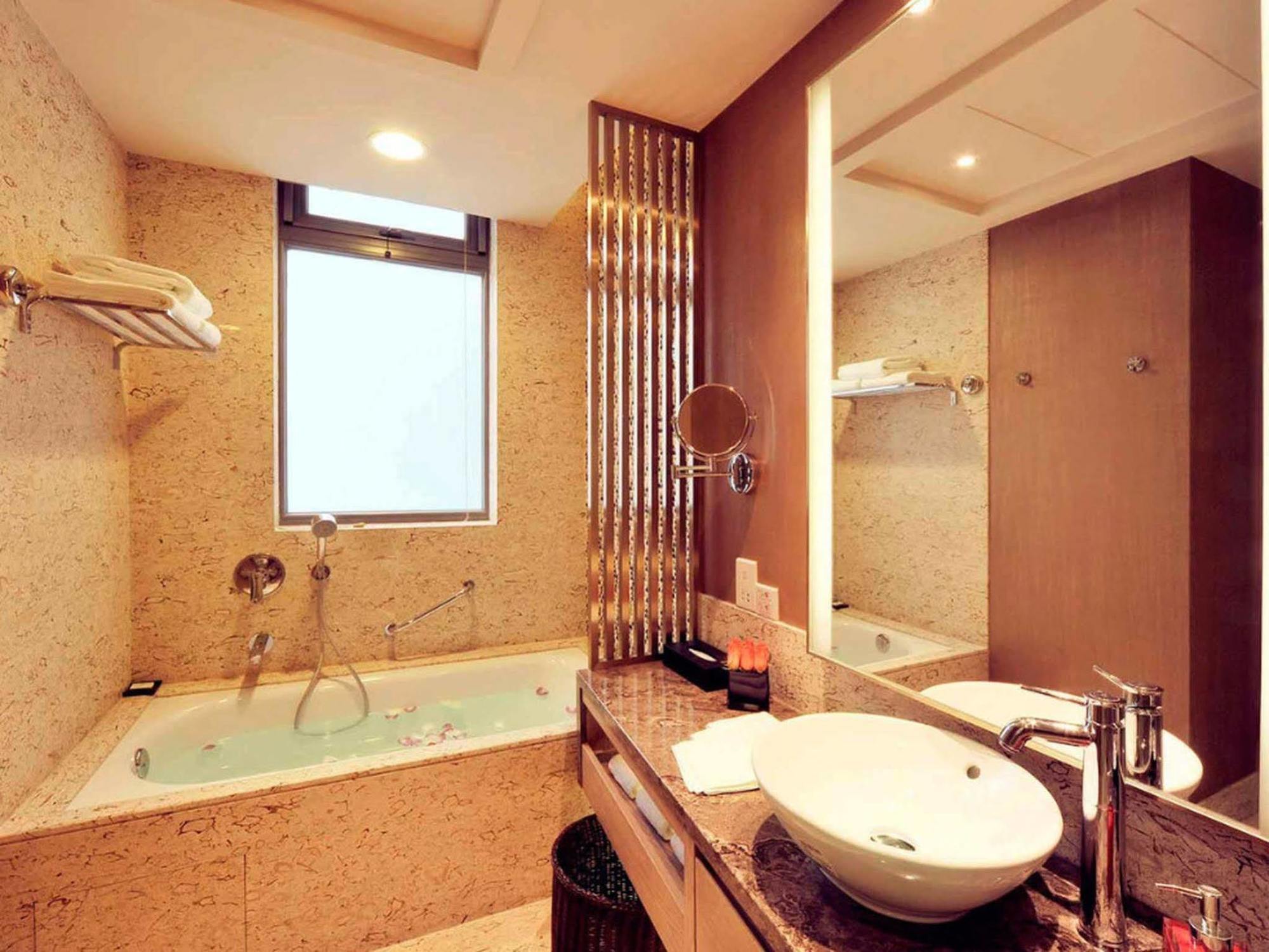 Royal Suites & Towers Wuhan Exterior foto